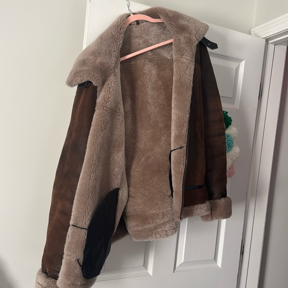 XXL perfect condition shearling bomber Hood included but the straps are lost.